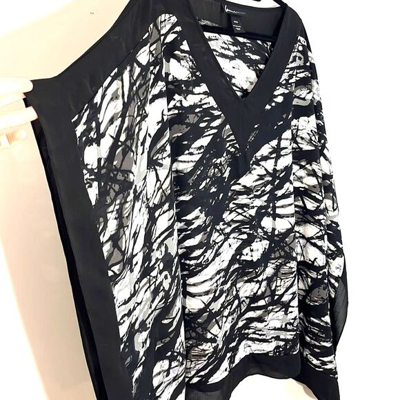 Lane Bryant Pullover V Neck BatWing Top Black White Size 22/24 - Picture 3 of 8